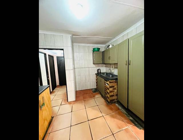 6 BEDROOM HOUSE FOR SALE IN UMLAZI A